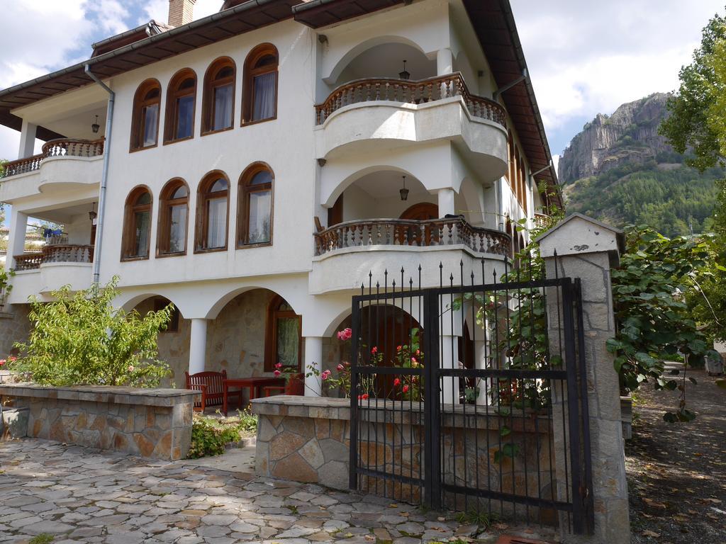 Family Hotel Silver سموليان المظهر الخارجي الصورة