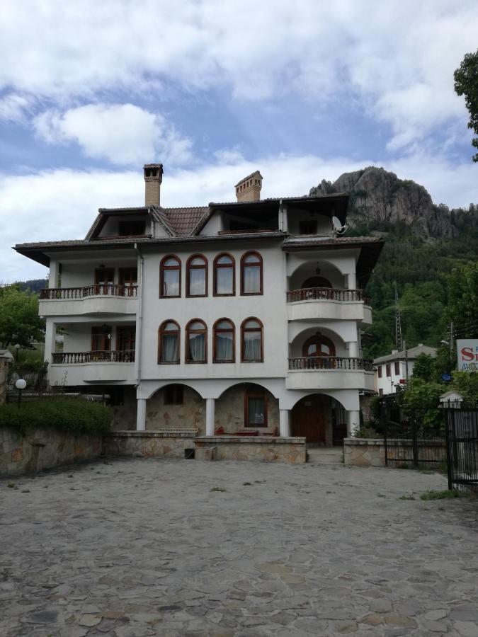 Family Hotel Silver سموليان المظهر الخارجي الصورة
